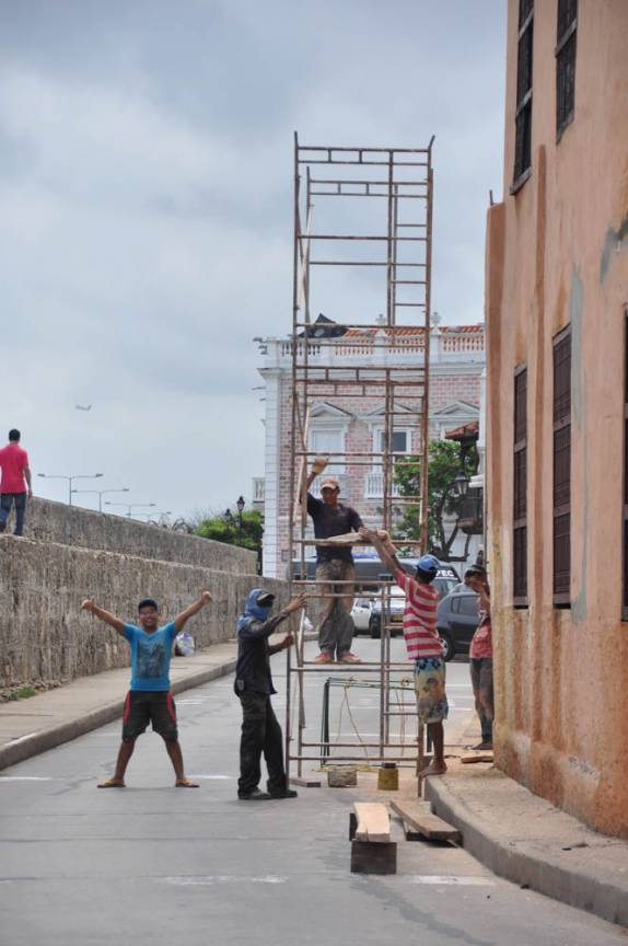 Trabalhadores na cidade murada de Cartagena, na Colômbia
